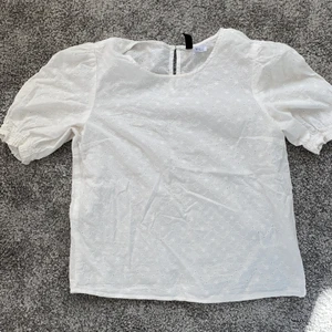 Topp - Gullig topp från h&m i storlek XS nästan aldrig använd. Köpte den förra sommaren om jag minns rätt💕 Skriv för fler bilder