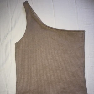One shoulder linne - Säljer detta fina beige/bruna one shoulder linnet från Gina tricot då det knappt kommer till användning längre🤎