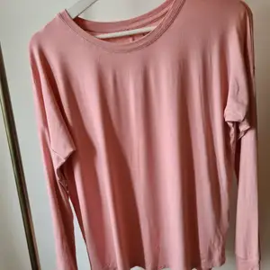En rosa långärmad tröja från SOC. Den sitter lite lösare mot kroppen. Som ny! Köparen står för frakten.
