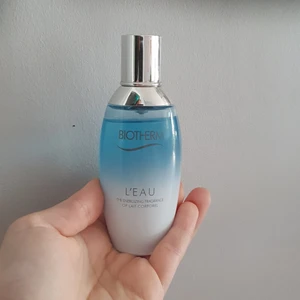 Boitherm l'eau - Ca 90% kvar av 50ml frp. Köpt i mars. "Biotherm L'eau EdT är en kroppsmist med doft av bergamott, apelsin, ingefära och cederträ - inspirerad av Biotherm Lait Corporel Body Milk".