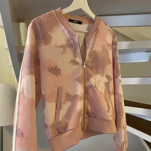 Långärmad kamouflagetröja  - Oanvänd tröja med dragkedja, från Bik bok. Inköpt för flera år sedan men aldrig kommit till användning, fint skick! Storlek M men passa även S. Köparen står för frakten.