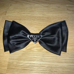 Prada hårklämma  - Helt ny superfin Prada Hårklämma 