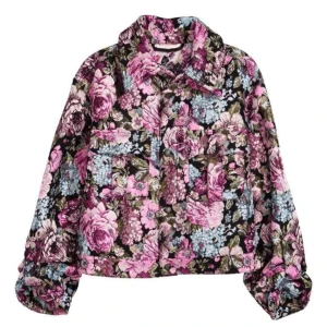 Blommig jacka  - Blommig jacka från H&M i storlek 34. Nypris 799🌸 Frakt tillkommer 💌
