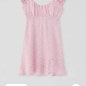 Pull and bear klänning - Jättefin klänning från pull and bear💗 😝 säljer då den var för stor i brösten, så i nyskick. Kunde inte hitta exakta storleken på den, men jag har oftast 34 och skulle säga att den är emellan 34-36, passar nog båda. Om du vill ha egen tagna bilder så är det bara att fråga🥰