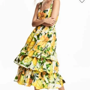 Gul klänning i bommulspoplin; citron & lövmotiv 🍋 - Jättefin och somrig klänning från H&M i storlek 38. Använd vid ett par få tillfällen men fick alltid massor med komplimanger för just denna stilen. Och bäst av allt: klänningen har stora fickor! 💛Frakt tillkommer 💕