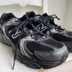 New Balance nyskick - Så gott som nya! Använda två gånger. Nypris 971kr. Frakt ingår, drar av 50kr vid upphämtning. 