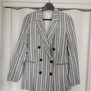 H&M - Jättefin kavaj ifrån HM. Endast använd ett fåtal gånger. Storlek 34. 