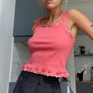 TOPP FRÅN HUMANA - Topp från Humana med spetskanter. Uppskattar storleken att vara en lite större S. 