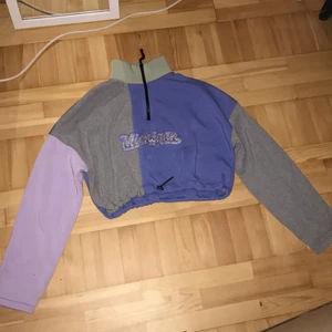 Urban outfitters fleece (cropped) strl S  - Lila, grön och grå flecce (cropped) med tragkedja och hög krage, justerbar vid magen (kan göra den tightare) 