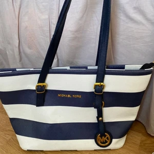 En väska, ej äkta - Randig väska, bra skick, får plats b.la. en Mac bok i💙