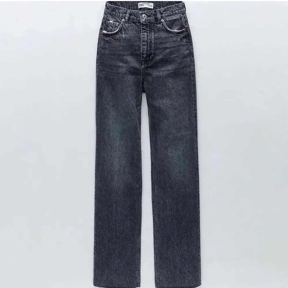 Zaras populära 90s full lenght jeans, säljs då de sitter för tajt på mig, och kommer derför inte till användning, därav super skick. Buda!💓 . Jeans & Byxor.