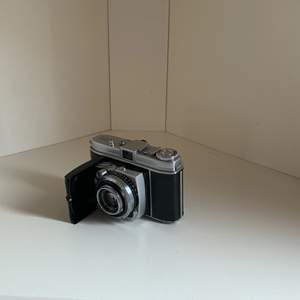 Säljer en analog kamera! Köpt på loppis från början men säljer då jag har för många analoga kameror och fick denna i present! Hör av er vid frågor❤️