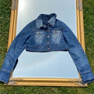 Vintage y2k croppad jeansjacka - En vintage croppad jeansjacka med y2k vibes! Står storlek S men skulle säga XS. Köp flera plagg och få paketpris! 🤩