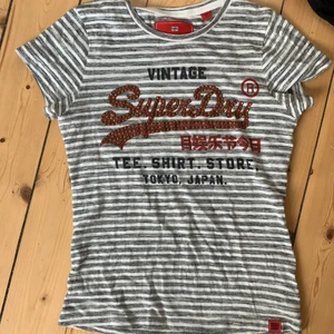 Superdry T-shirt  - Fint skick! Köparen står för frakt💓