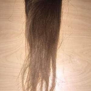 Säljer nu mitt löshår från poze (nypris ca 2000) ca 45 cm snygg ombre färg #6 hel hårförlängning ! 