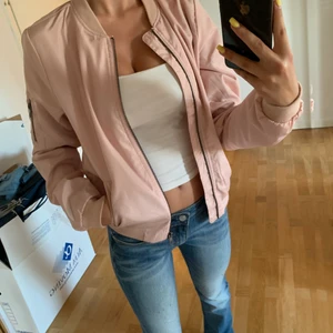 Rosa Bomberjacka  - Somrig, tunn bomberjacka i ljust rosa färg 🌸 Mycket sparsamt använt och är redo för en ny ägare. Från Only i storlek xs 
