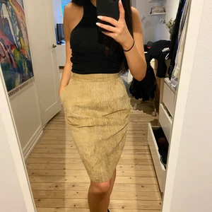 Kjol i läder - Svinfet kjol i läder så den är ganska styv, köpt på Episode i Köpenhamn🖤 Frakt tillkommer, 63kr spårbart🖤