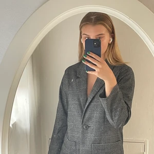 Grå mönstrad Blazer - Grå mönstrad blazer ifrån Monki som passar xs-s! Säljer för att den kommer inte till användning 🌸