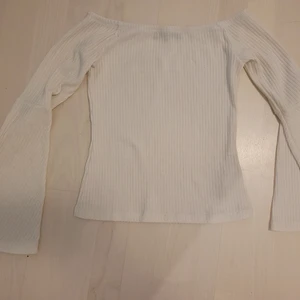 off shoulder topp - En fin off shoulder topp från bikbok i storlek 34. 