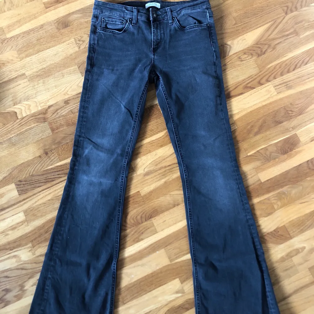 Mörkgrå bootcut jeans från Zara. Strl 38, men stretchigt material o skulle säga att de är mer som en 36. Säljer för att de inte används längre, är i bra skick.. Jeans & Byxor.