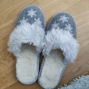 Varma mjuka vinter tofflor  - Nya, varma vinter tofflor. Oanvända eftersom är för små för mig, men vill inte kasta bort dem, så hör gärna av er om ni är intresserade 🥰✨ 