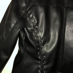 Skinn jacka - En aldrig använd skinn jacka i storlek 38, inga defekter och passar storlek s och m 