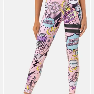 Rosa stronger set - Rosa stronger set, toppen i storlek xs och träningstightsen i storlek S. Toppen är använd ett fåtal gånger och träningstightsen är använda lite mer, finns något märke vid midjan som knappt syns, meddela för bilder på de. Nypris: 1200kr, mitt pris 450, gratis frakt.