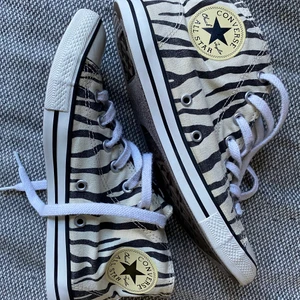 Converse - Jättefina Converse, märkta strl 38 men små i storleken. Snarare 36,5-37. Kan skickas, 66 kr spårbart. Finns i Enskede.