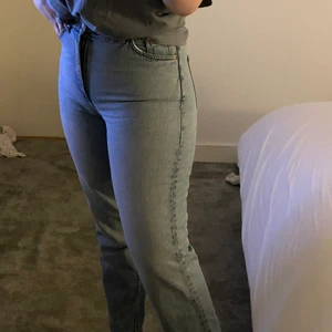 Monki jeans - Ljusblå monki jeans i storleken 28, modellen Taiki. Köp för 350kr (+ frakt), originalpris 600kr. Pris går alltid att diskuteras. (Har målat två hjärtan i vänster framficka, som nästan inte är synligt)