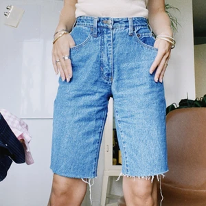 Jeansshorts  - Ni ser själva, en dröm till jeansshorts. Köpta på en marknad. Går att klippa om man skulle vilja ha dem kortare.👖.          •Endast old second hand/vintage label•ALLA varor tvättas, steamas, rollas•Varorna är i secondhand skick- om inget annat anges. •Inga defekter hålls dolda dock bär köparen ansvaret för att inte missförstå skick + skapa korrekt uppfattning om varan•Ingen retur/ångerrätt•Pris/vara+ frakt 66kr, spårbart Postnord •Budgivning i kommentarsfält vid större intresse•  