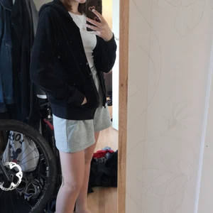 Oversized mjukisjacka  - Söt nästan oanvänd mjukisjacka i svart sammet. Perfekt skick bara att dragkedja kan vara lite seg men det går att fixa med stearinljus😁