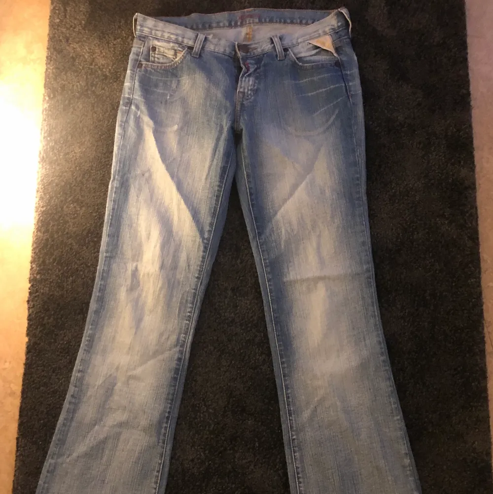 Skit snygga låg midjade flare replay jeans! . Jeans & Byxor.