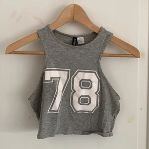 Crop top linne - Grått linne från H&M som jag aldrig använt. Den är storlek S men passar mig som har M