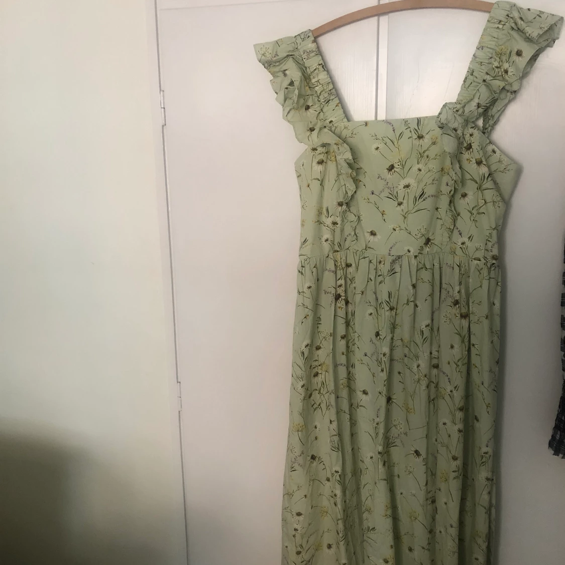 Grön blommig klänning