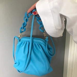 Blå väska - Superfin somrig blå väska som har både ett kort och långt band som gör att man kan hänga väskan över axeln på olika sätt 🦋🦋 knappt använd och har inga skador!