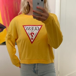Gul collagetröja - Gul oversized collagetröja från guess.