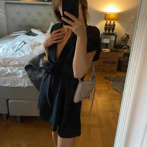 klänking med krage - Svart klänning med krage. Från monki stl 38. Skärp i midja