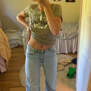 00s tröja - Cool tröja från min mammas garderob köpt på 00-talet! lite y2kstil och helt unik🤎