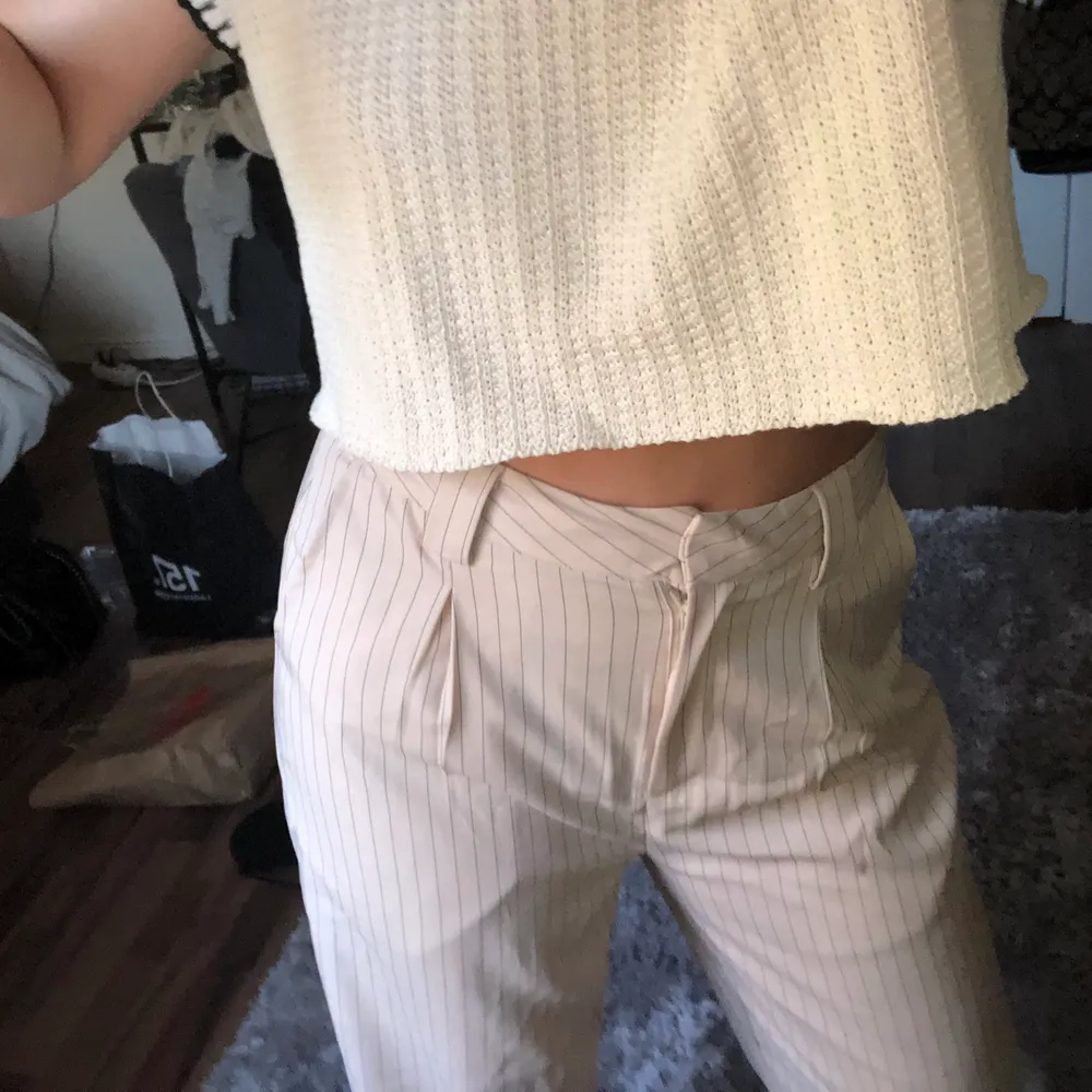 Super fina kostymbyxor i färgen beige med ränder på💓💓byxorna har endast kommit till användning 1 gång så dom är i super fint skick💓. Jeans & Byxor.