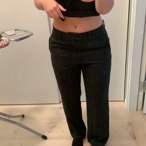 Skitsnygga raka, randiga kostymbyxor - Svarta kostymbyxor med ränder med raka ben och bra längd på mig som är 165! Säljer då jag har för många i väldigt lik modell. Köpare betalar frakt❤️