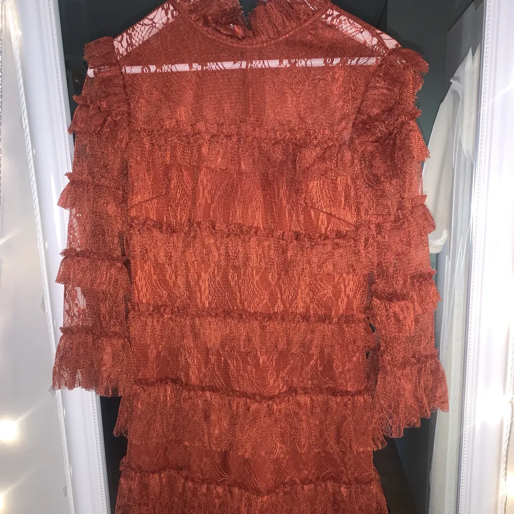 Säljer min by malina klänning i orange/rostfärgad, den är endast använd en gång, den är som nyskick ❤️. Klänningar.