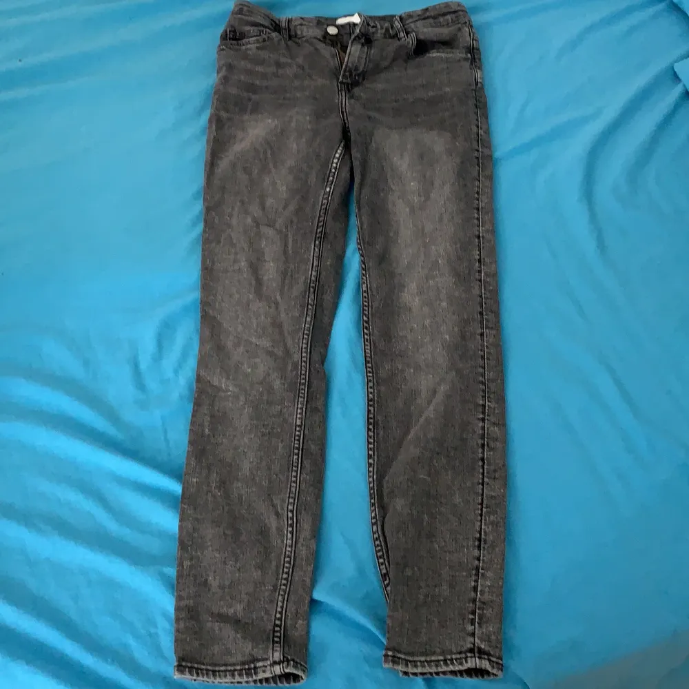 Använt 2-3 ggr inte min stil direkt därför jag säljer . Jeans & Byxor.