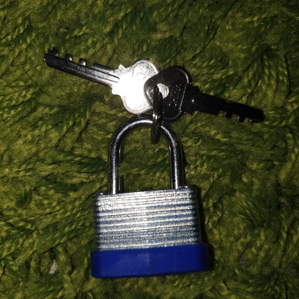 Metall lås som man använder nycklar för att låsa upp. Har lagt till en extra nyckel ifall du tappar bort den första.. Övrigt.