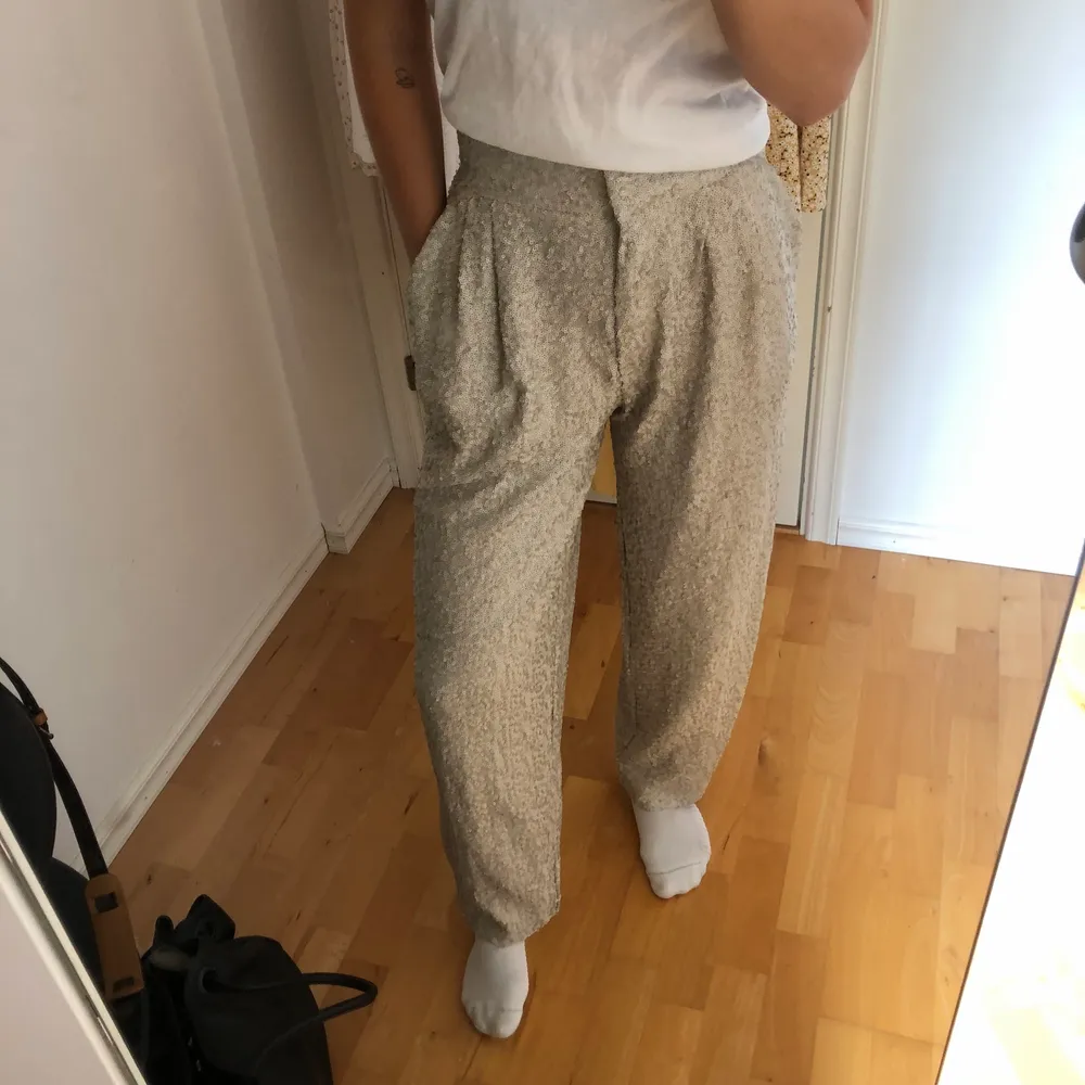 Säljer mitt absolut coolaste plagg! Ett par glittriga paljettbyxor från H&M i en silver/beige färg. Storlek 34, men en liten 34 i midjan. Byxorna är oanvända med lapp kvar, nypris på 400, jag säljer för 200! Bjuder på frakten 🤠 Jag är 168cm och de är lagom i längden. . Jeans & Byxor.