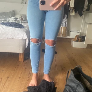 Skinny jeans - Säljer ett par väldigt fina jeans som är köpta utomlands! De är i storlek S och passar XS-S. De är högmidjade och en väldigt fin ljus färg!  Säljer då jag inte använder dessa längre.