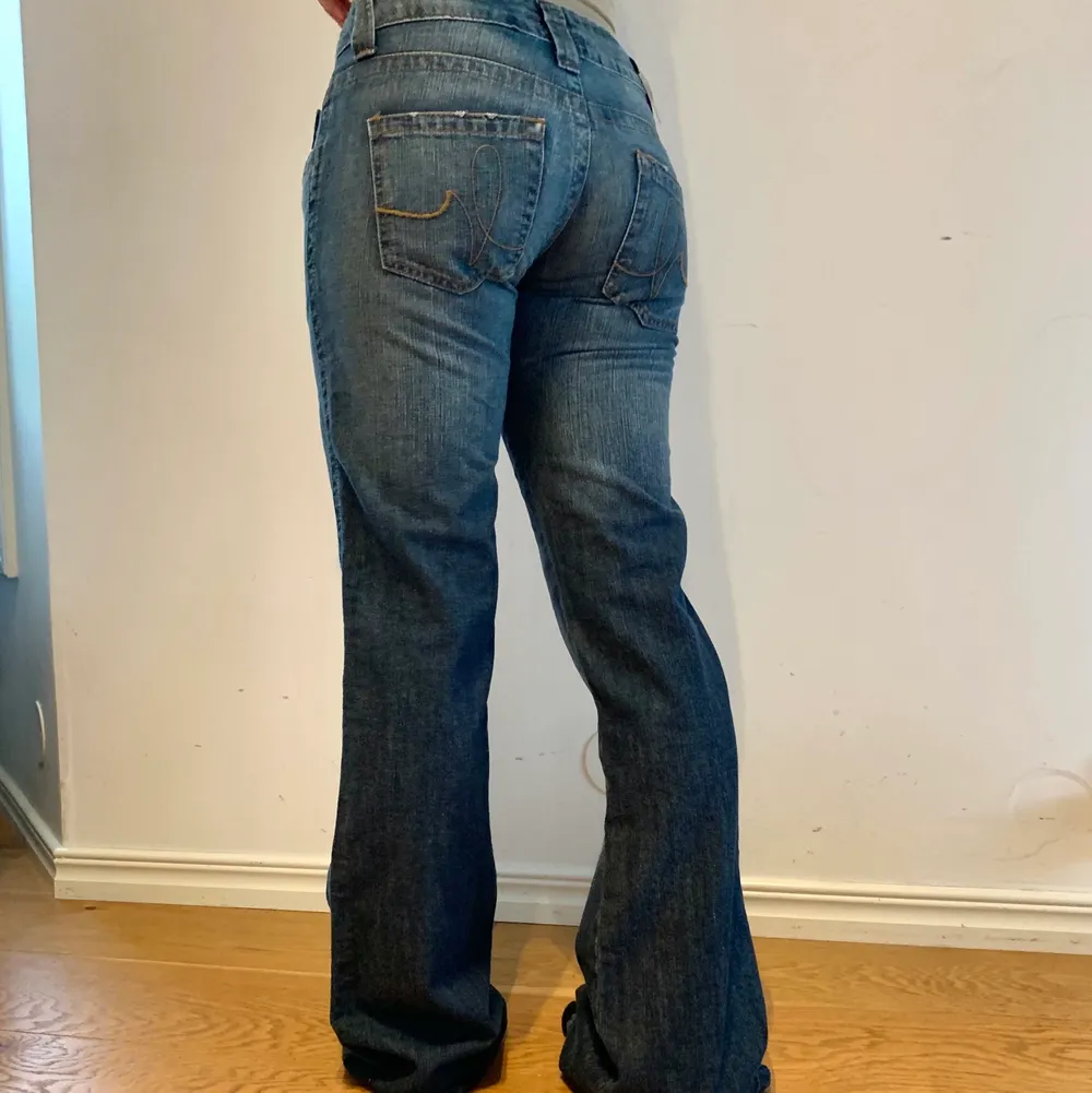 Säljer min mammas low waist jeans från 00-talet! Det är helt oanvända och nya! 🤎 KÖP DIREKT FÖR 350kr | Frakt igår ej i priset. Jeans & Byxor.