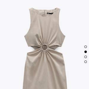 Helt oanvänd klänning ifrån Zara i storlek XS, prislapp finns kvar. Nypris 359kr.