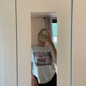 Barbie x missguided M - säljer denna Barbie x missguided tröja, väldigt fin passform och är oversize för mig som jag gillar och jag är vanligtvis en S-M och det står ”i can’t come out tonight I’m busy” vilket stämmer in galet: använd 3-4 ggr. Köpte för 300 och säljer för 110+frakt 