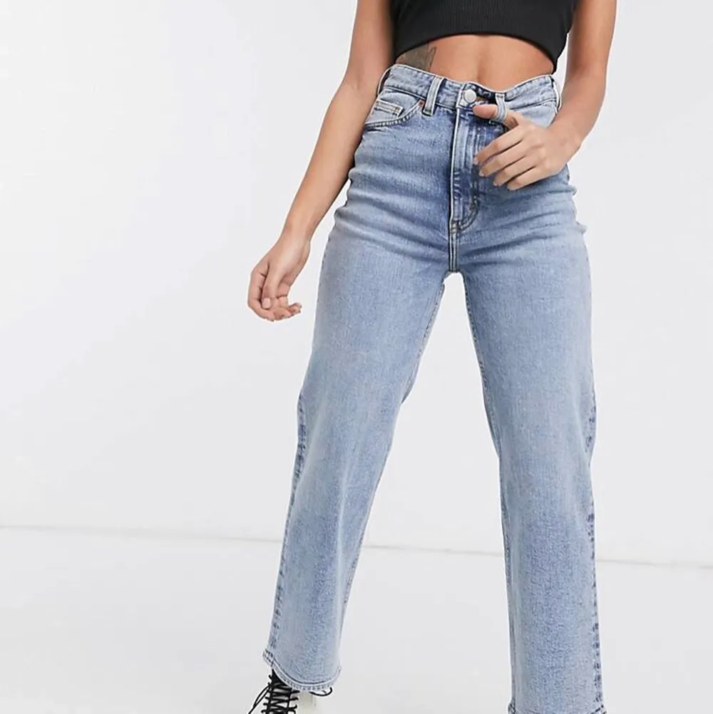 Uthängda jeans från monki som tyvärr blivit för små på mig 😔. Jeans & Byxor.