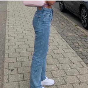 Raka jeans weekday - Säljer nu mina blåa jeans från weekday då dom tyvärr inte längre kommer till användning. Dom är i bra skick, endast lite blekta men inget som märks på håll☺️ Vid fler bilder/frågor skriv pm☺️ köp direkt för 300kr!